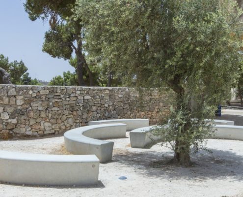 ריהוט גן ספסל מעגלי מבטון , גבעת התחמושת ירושלים