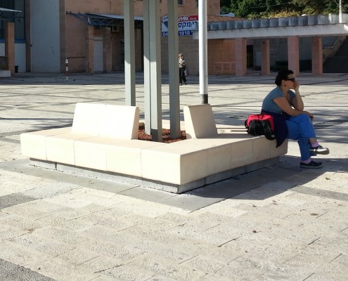 ספסלי טריבונה - מושבי טריבונה בכניסה לסיפרייה העירונית
