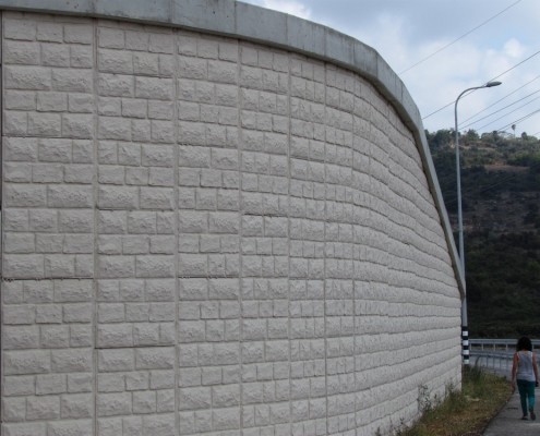 קירות ברק, כביש 70, פוריידיס. קירות תומכים בשיטת קרקע משוריינת , פני הבטון דמוי חיפוי אבן חאמי.