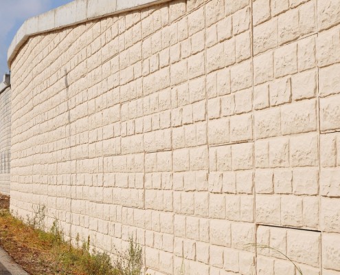 קירות ברק, כביש 70, פוריידיס. קירות תומכים בשיטת קרקע משוריינת. דמוי חיפוי אבן חאמי. תכנון: גרינשטיין הר-גיל אדריכלי נוף.