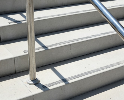 מדרגות נגישות מבטון אדריכלי