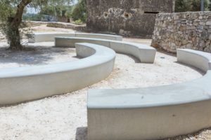 ריהוט גן ספסל מעגלי מבטון , גבעת התחמושת ירושלים