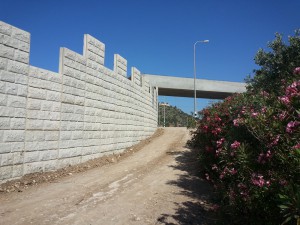 קיר קרקע משוריינת דגם ברק של חברת ולפמן כביש 70. תכנון: גרינשטיין הר גיל אדריכלי נוף.