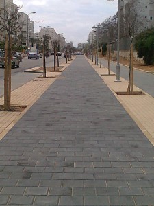 ריצוף רחוב הרצל באשדוד. תכנון אדר' נוף רינה קרוגליאק.