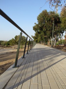 אבנים משתלבות מלבניות באורכים משתנים בגוון כורכרי. הפארק האקולוגי ראשון לציון.