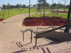 מדרגות בגן גבעת האהבה, רחובות. תכנון משרד מילר בלום. ריצוף משתלבות ריבועית ואבני קלאסית