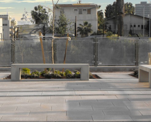 ספסל שרונה מבטון אדריכלי בקריית הממשלה בתל אביב. תכנון צור-וולף אדריכלי נוף.