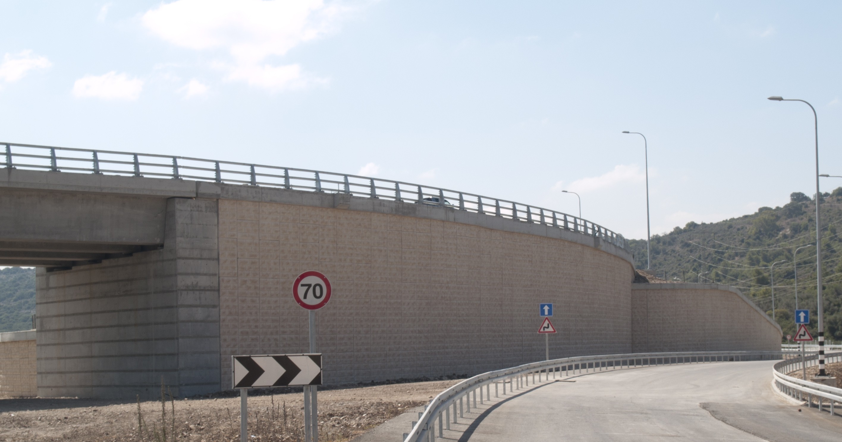 קירות ברק, קירות תומכים בשיטת קרקע משוריינת. דמוי חיפוי אבן חאמי.