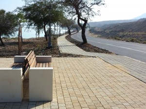 טיילת עין בוקק, על חוף ים המלח. ספסל שרונה 180 - בטון משולב עץ וריצוף כרמלסטון