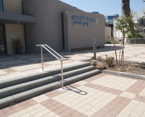 רחבת הכניסה של בית יד לבנים, מרכז חינוך בילתי פורמלי בצמח