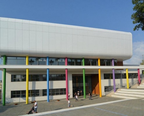 רחבת הכניסה לבית ספר ישגב, עמודים צבעוניים וטריבונות ישיבה