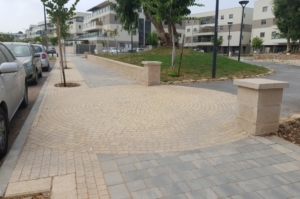 עתלית. תכנון: משה לנר אדריכלי נוף. כרמלסטון נטע גוון קוקטיל אפורים וכרמלסטון 110 קוקטיל מדברי